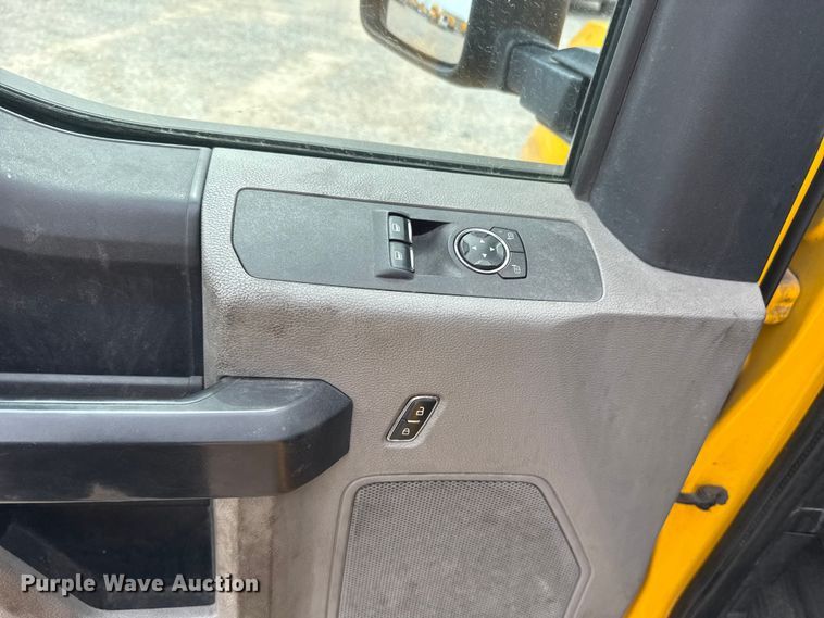 image for item ET6362 2019 Ford F350 Super Duty utility bed pickup truck