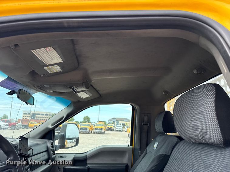 image for item ET6362 2019 Ford F350 Super Duty utility bed pickup truck
