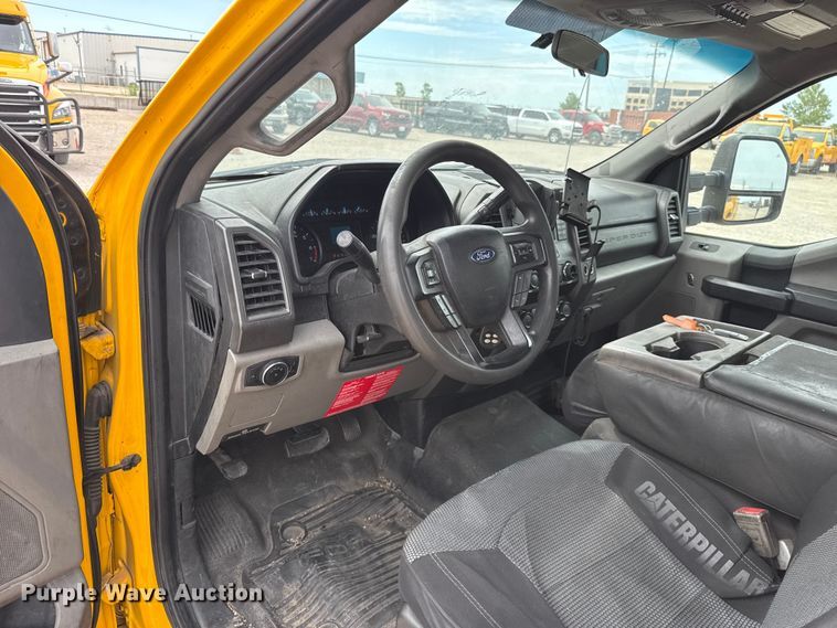 image for item ET6362 2019 Ford F350 Super Duty utility bed pickup truck