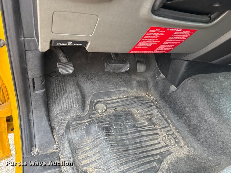 image for item ET6362 2019 Ford F350 Super Duty utility bed pickup truck
