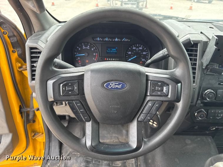 image for item ET6362 2019 Ford F350 Super Duty utility bed pickup truck