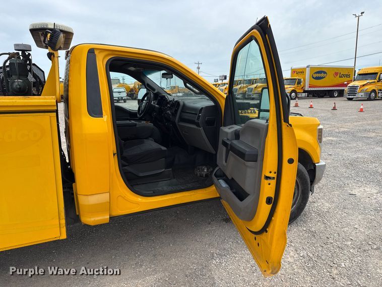 image for item ET6362 2019 Ford F350 Super Duty utility bed pickup truck