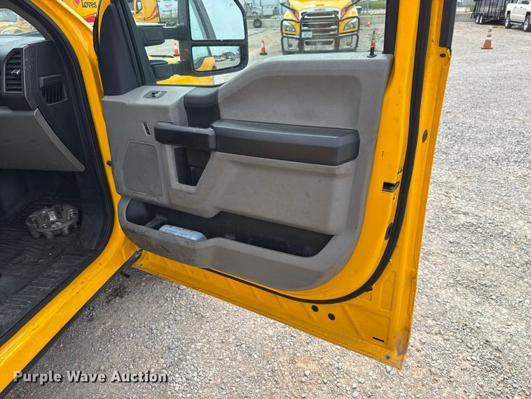 image for item ET6362 2019 Ford F350 Super Duty utility bed pickup truck