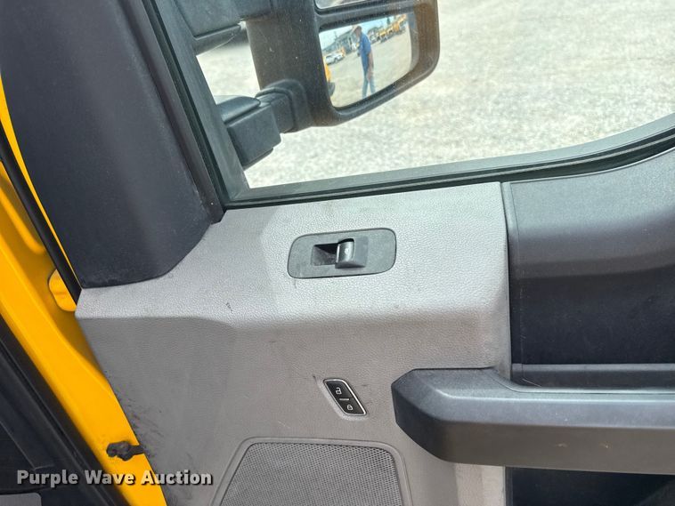image for item ET6362 2019 Ford F350 Super Duty utility bed pickup truck