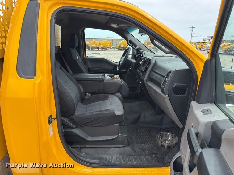image for item ET6362 2019 Ford F350 Super Duty utility bed pickup truck