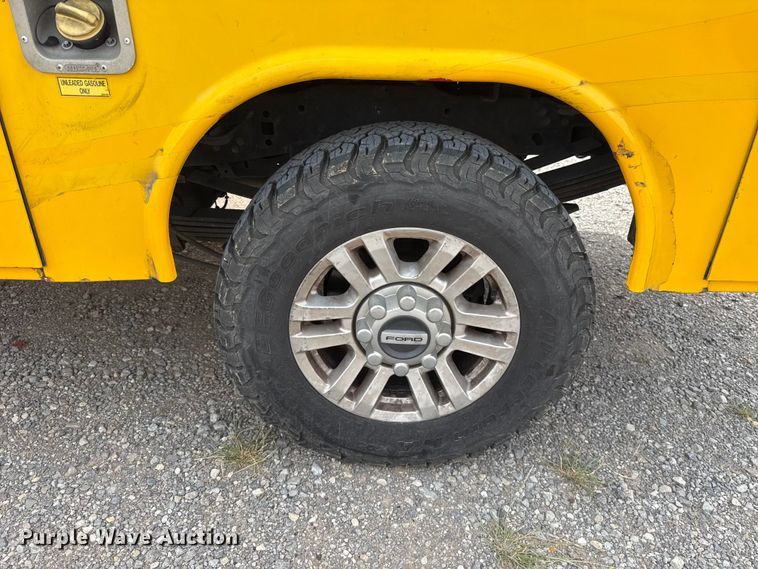 image for item ET6362 2019 Ford F350 Super Duty utility bed pickup truck