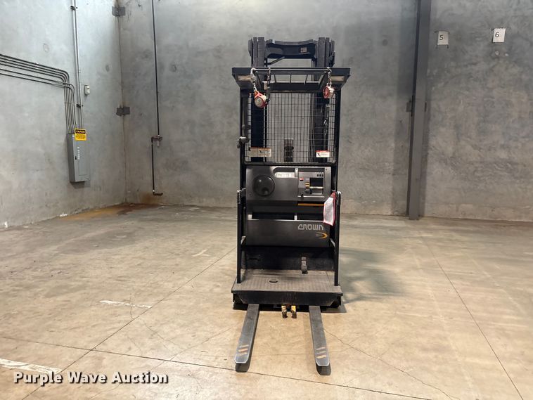 image for item EU0655 2019 Crown SP3520-30 order picker