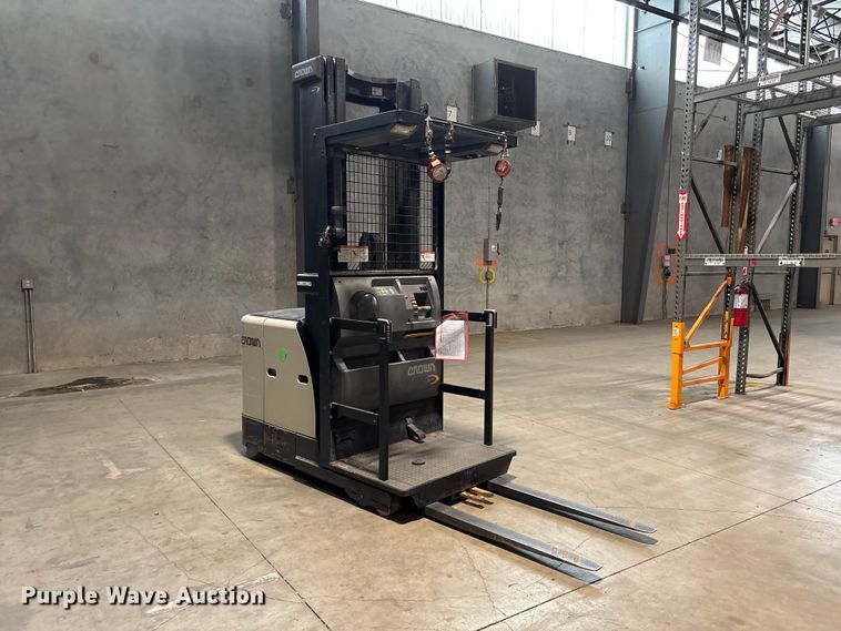 image for item EU0655 2019 Crown SP3520-30 order picker