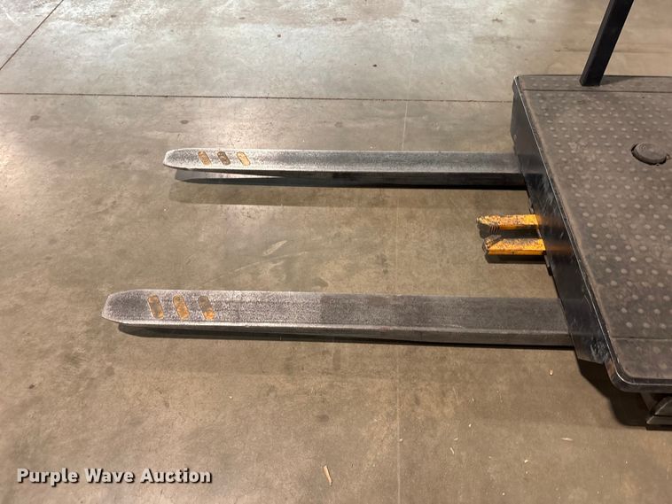 image for item EU0657 2018 Crown SP3520-30 order picker