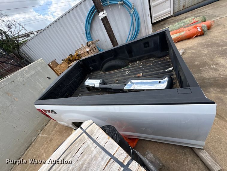 image for item EU5699 Pickup truck bed