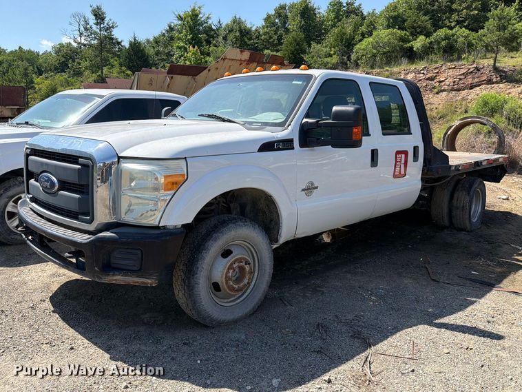 2015 Ford F350 Super Duty Crew Cab flatbed pickup truck