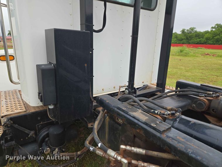 image for item EW0180 2006 Kenworth T300 hook lift truck