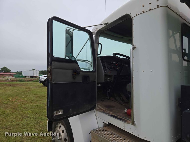 image for item EW0180 2006 Kenworth T300 hook lift truck