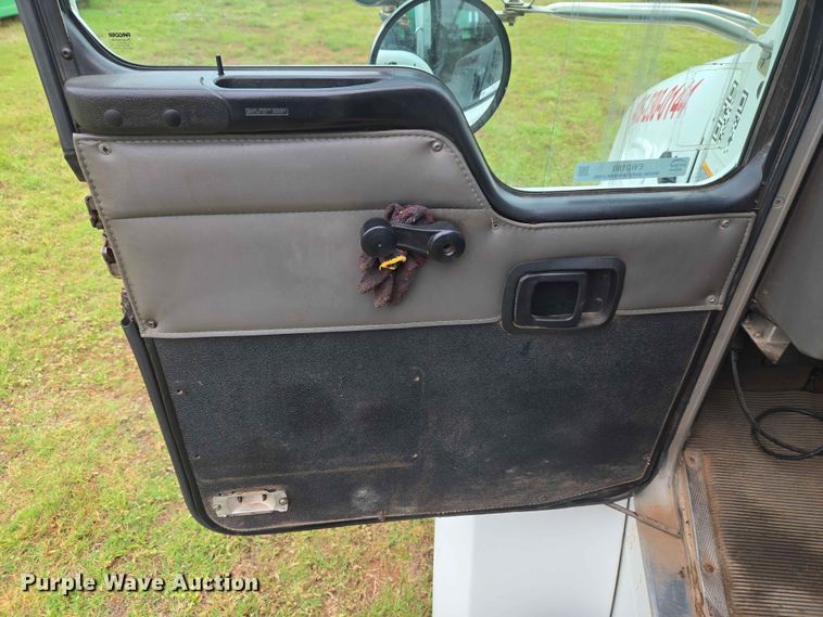 image for item EW0180 2006 Kenworth T300 hook lift truck
