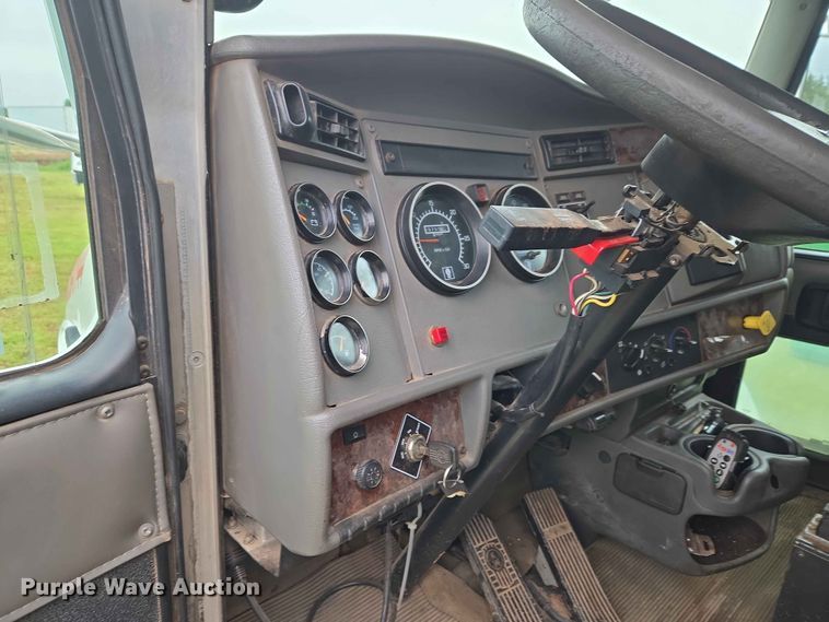 image for item EW0180 2006 Kenworth T300 hook lift truck