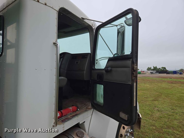 image for item EW0180 2006 Kenworth T300 hook lift truck