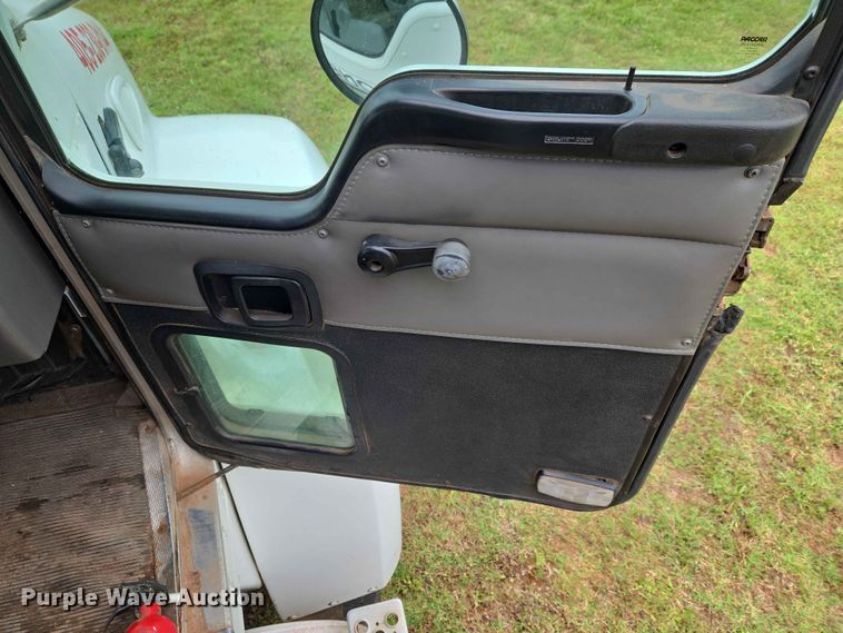 image for item EW0180 2006 Kenworth T300 hook lift truck