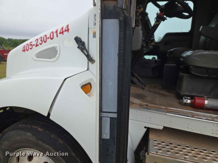 image for item EW0180 2006 Kenworth T300 hook lift truck