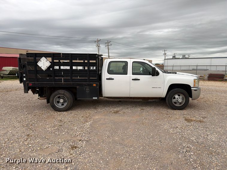 image for item EW0332 2010 Chevrolet Silverado 3500HD Crew Cab flatbed pickup truck