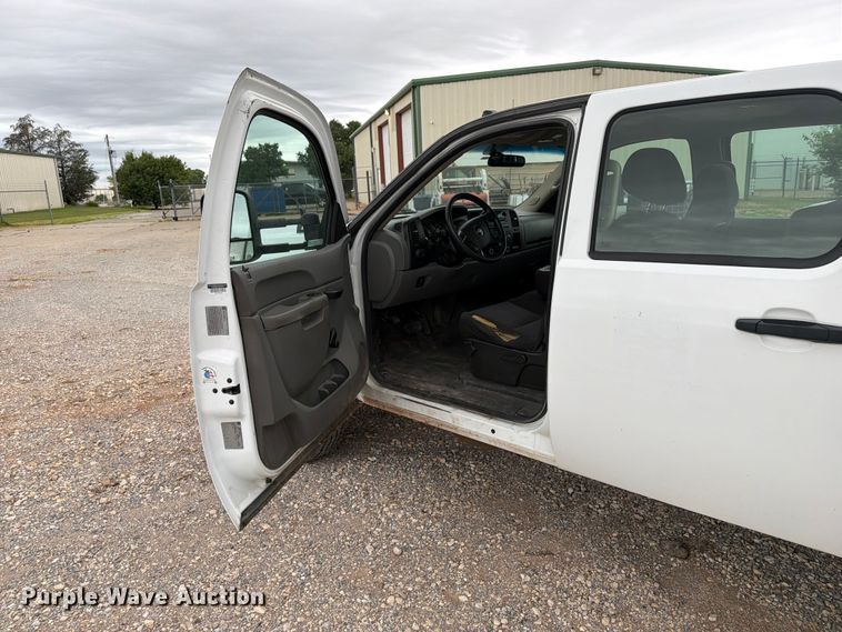 image for item EW0332 2010 Chevrolet Silverado 3500HD Crew Cab flatbed pickup truck