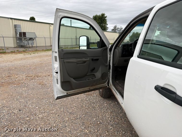 image for item EW0332 2010 Chevrolet Silverado 3500HD Crew Cab flatbed pickup truck
