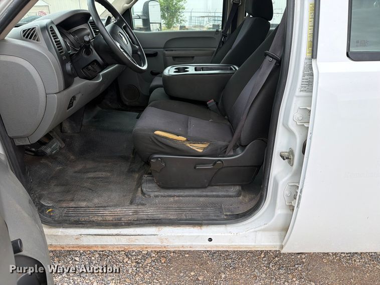 image for item EW0332 2010 Chevrolet Silverado 3500HD Crew Cab flatbed pickup truck