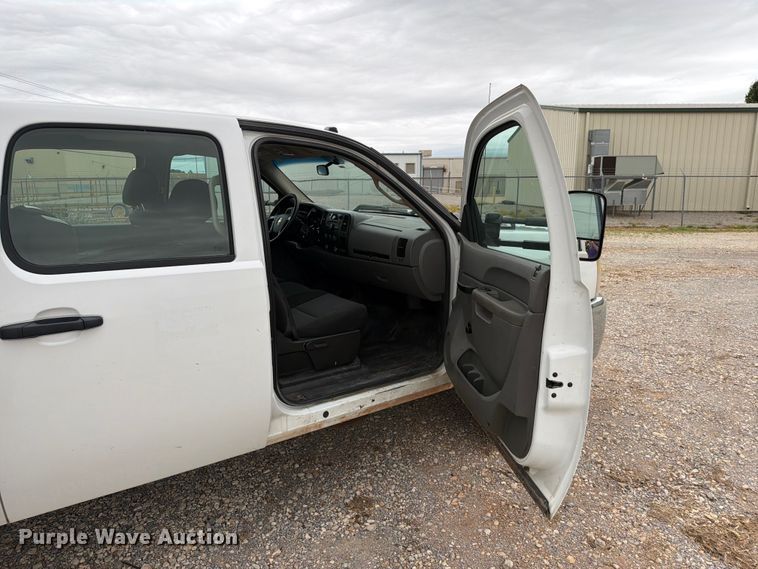 image for item EW0332 2010 Chevrolet Silverado 3500HD Crew Cab flatbed pickup truck