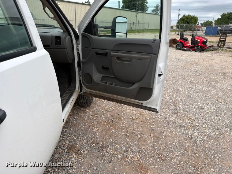image for item EW0332 2010 Chevrolet Silverado 3500HD Crew Cab flatbed pickup truck