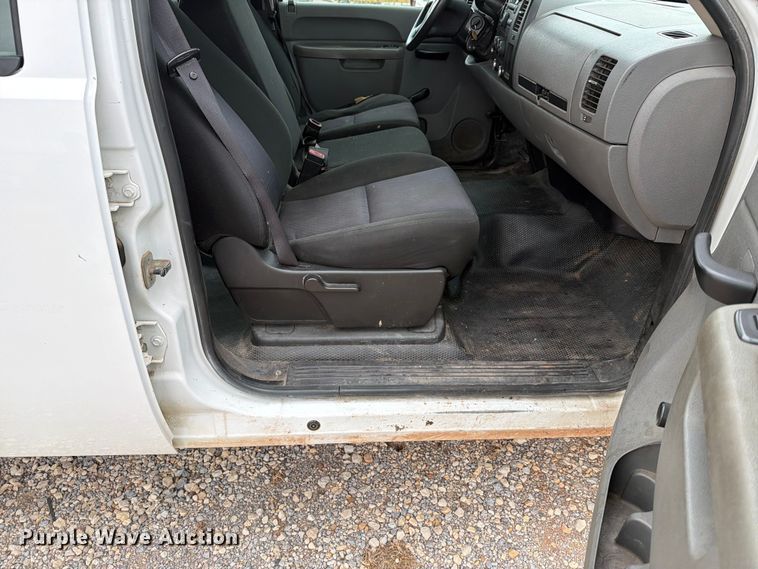 image for item EW0332 2010 Chevrolet Silverado 3500HD Crew Cab flatbed pickup truck
