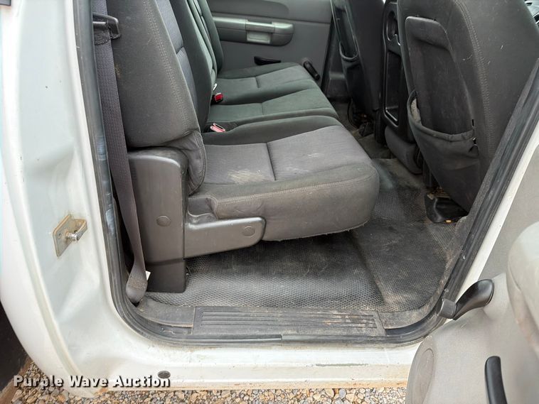 image for item EW0332 2010 Chevrolet Silverado 3500HD Crew Cab flatbed pickup truck