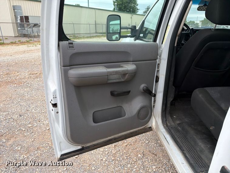 image for item EW0332 2010 Chevrolet Silverado 3500HD Crew Cab flatbed pickup truck