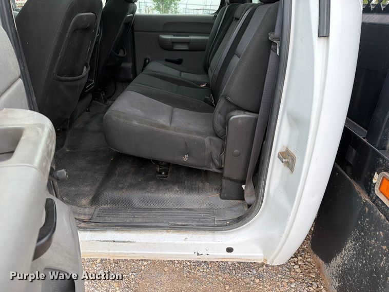 image for item EW0332 2010 Chevrolet Silverado 3500HD Crew Cab flatbed pickup truck