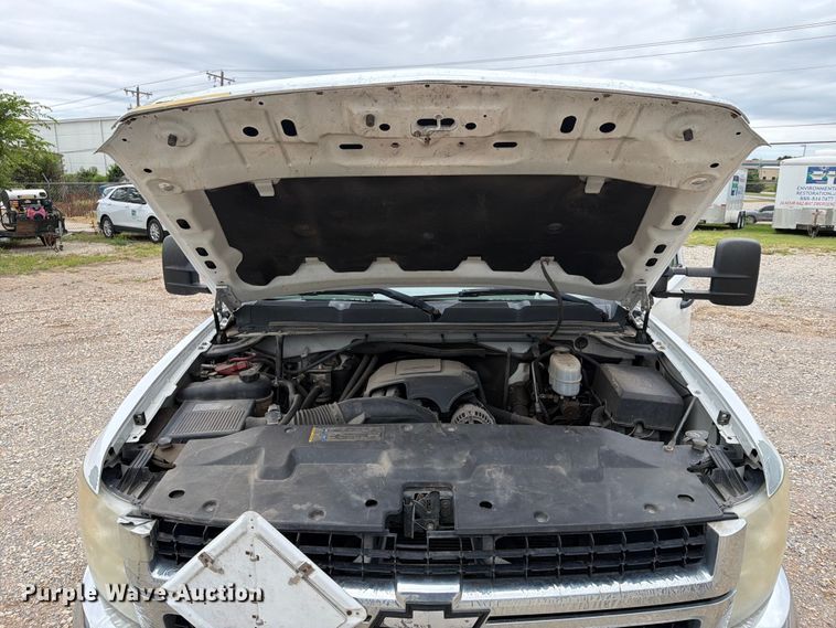 image for item EW0332 2010 Chevrolet Silverado 3500HD Crew Cab flatbed pickup truck