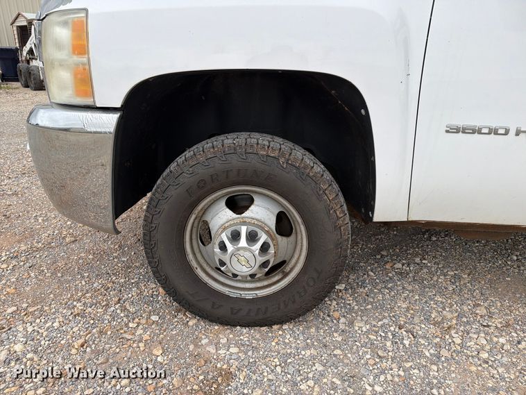 image for item EW0332 2010 Chevrolet Silverado 3500HD Crew Cab flatbed pickup truck