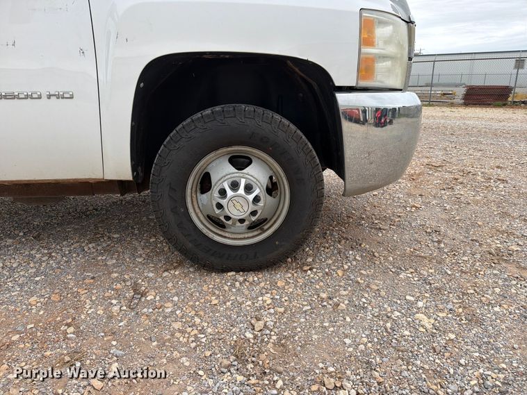image for item EW0332 2010 Chevrolet Silverado 3500HD Crew Cab flatbed pickup truck