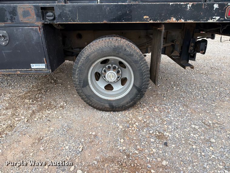 image for item EW0332 2010 Chevrolet Silverado 3500HD Crew Cab flatbed pickup truck
