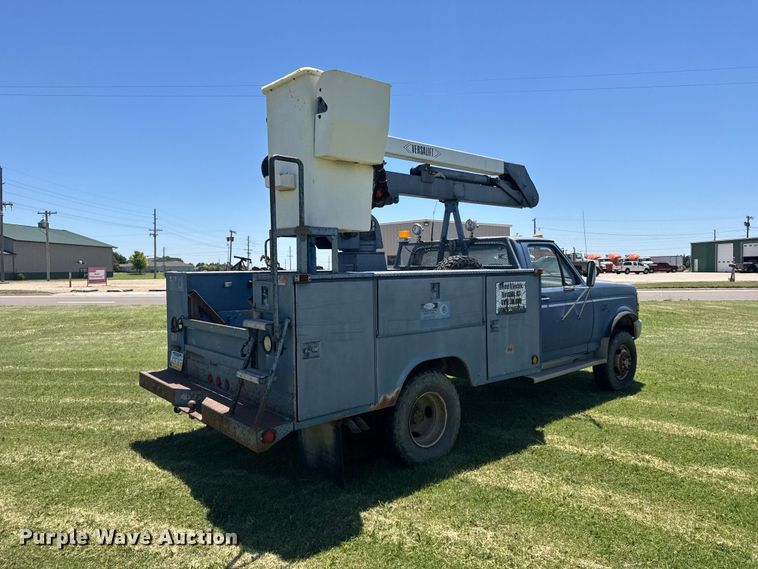 image for item EW4916 1993 Ford F350 bucket truck