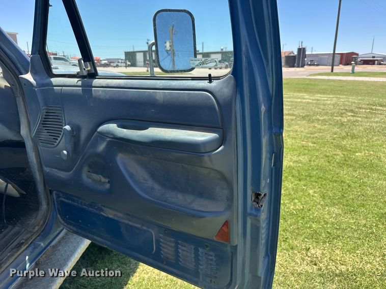 image for item EW4916 1993 Ford F350 bucket truck