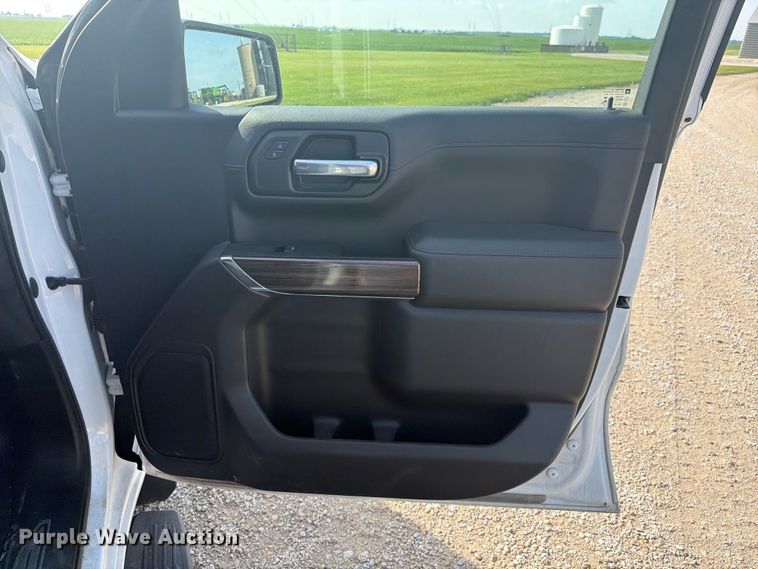 image for item EX4528 2020 Chevrolet Silverado 1500 Crew Cab pickup truck