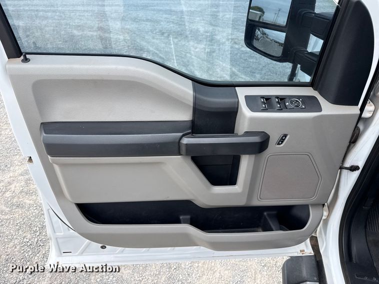 image for item FB6781 2020 Ford F250 Super Duty Crew Cab pickup truck