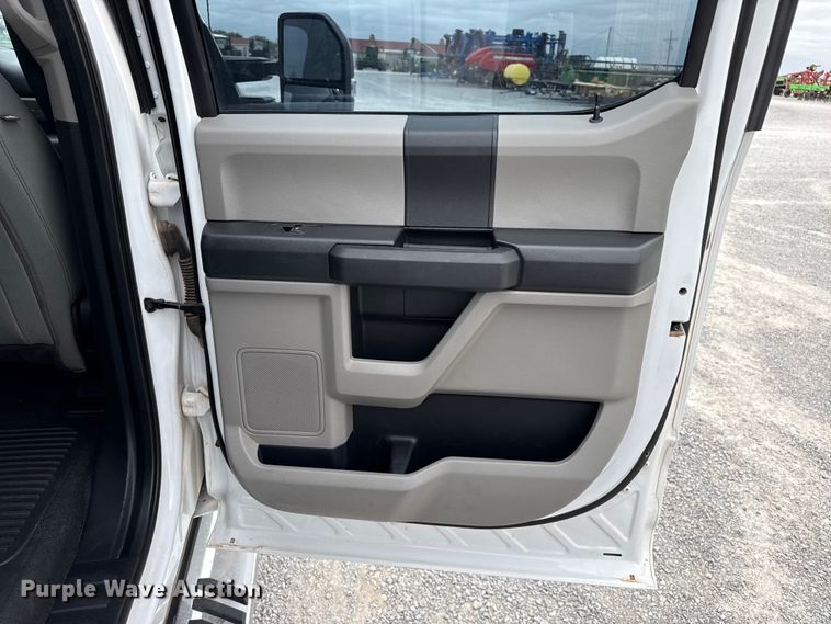 image for item FB6781 2020 Ford F250 Super Duty Crew Cab pickup truck