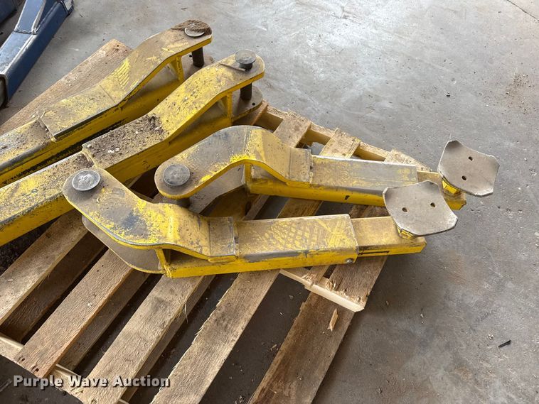 image for item FB6826 Challenger automotive lift