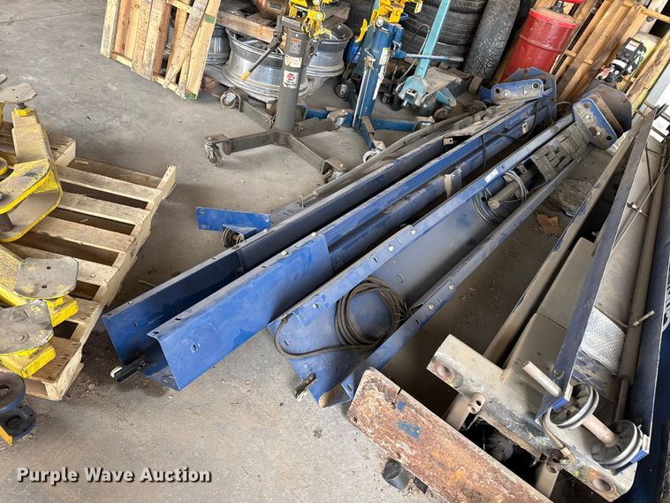 image for item FB6827 Rotary automotive lift