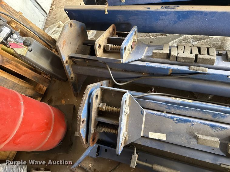 image for item FB6827 Rotary automotive lift