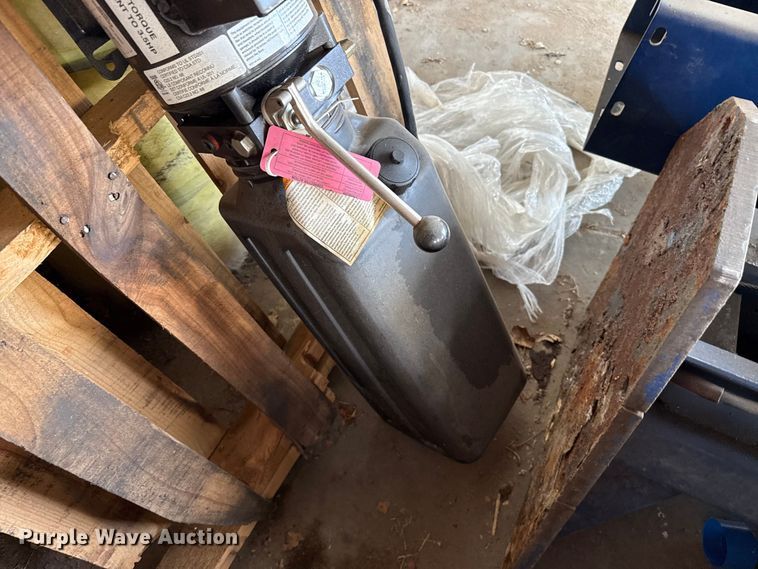image for item FB6827 Rotary automotive lift