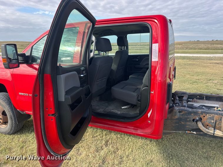 image for item FB7434 2019 Chevrolet Silverado 3500HD Crew Cab pickup truck