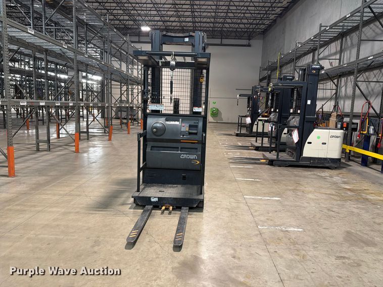 image for item FB8211 2019 Crown SP3520-30 order picker