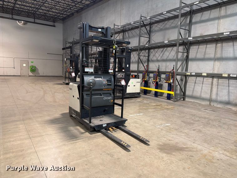 image for item FB8211 2019 Crown SP3520-30 order picker