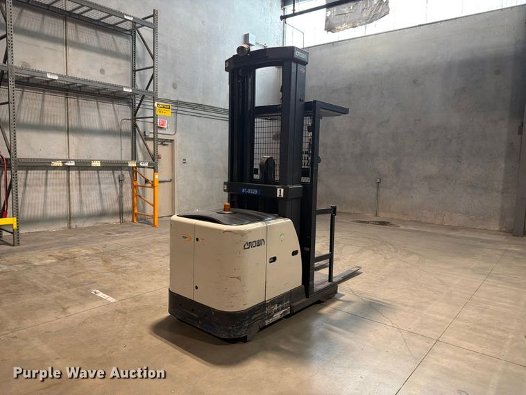 image for item FB8211 2019 Crown SP3520-30 order picker