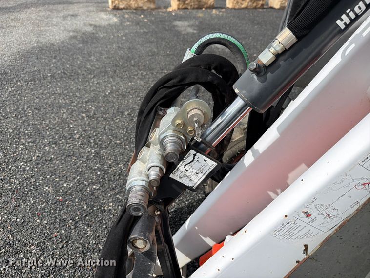 image for item FB8213 2015 Bobcat Toolcat 5610 utility vehicle